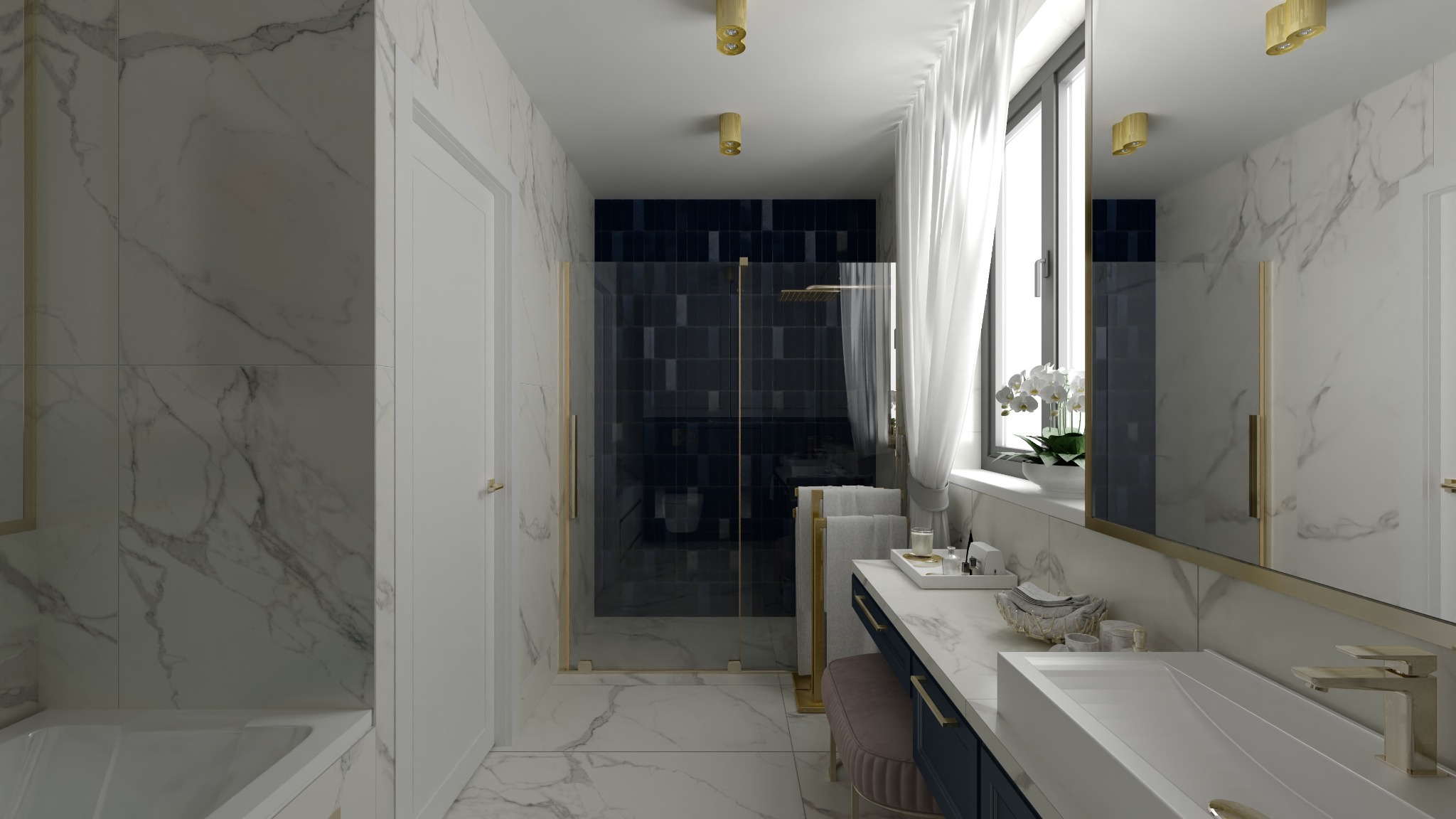 Elegancka łazienka z marmurowymi płytkami, kabiną prysznicową z ciemnymi płytkami, białymi zasłonami i złotymi akcentami, oświetleniem i armaturą. Na blacie umywalki ustawione dekoracje i kwiaty.