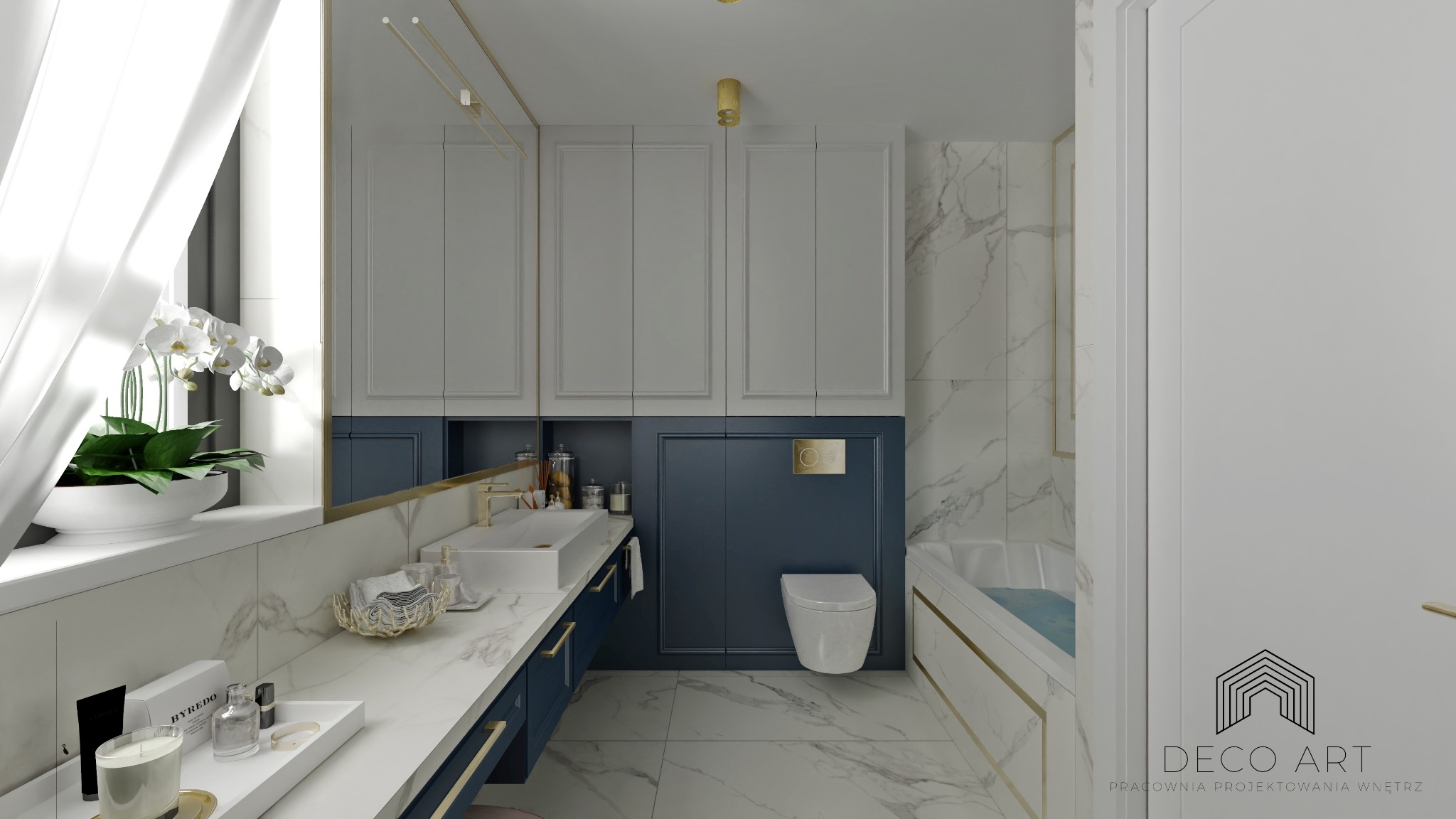 Elegancka łazienka z marmurowymi płytkami, białą armaturą i granatowymi szafkami, akcentami w kolorze złota oraz dekoracyjnymi kosmetykami na blacie.