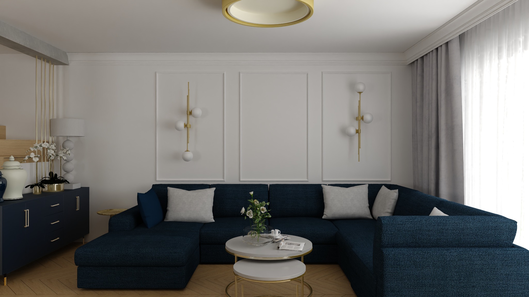 Nowoczesny salon z narożną sofą w odcieniach granatu, białymi ścianami z dekoracyjnymi panelami, złotymi kinkietami i okrągłym stolikiem kawowym z kwiatami.