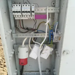 Rozdzielnica budowlana z nocnym oświetleniem budowy.