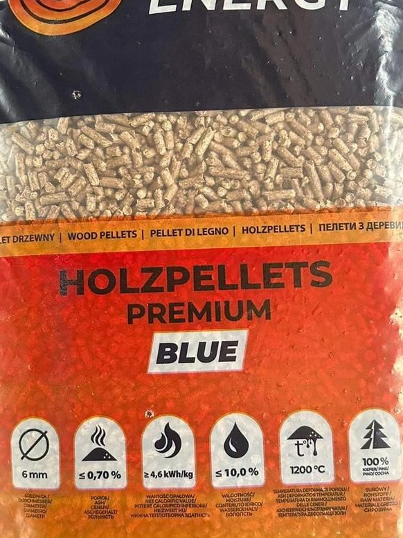 Worek z pelletem drzewnym marki Holzpellets Premium Blue z widocznymi parametrami technicznymi i oznaczeniami w różnych językach.