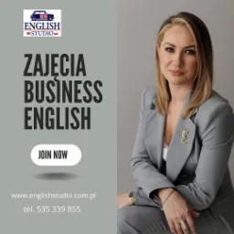Kobieta w szarym garniturze, prezentująca ofertę zajęć Business English, z widocznym logo szkoły językowej English Studio i danymi kontaktowymi.