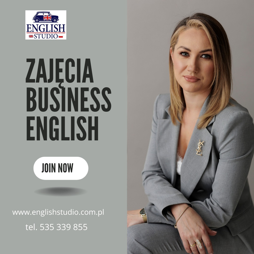 Kobieta w szarym garniturze, prezentująca ofertę zajęć Business English, z widocznym logo szkoły językowej English Studio i danymi kontaktowymi.