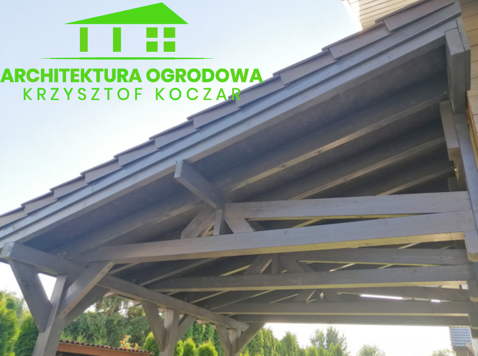 Zadaszenie drewniane z widocznymi elementami konstrukcyjnymi i logo firmy Architektura Ogrodowa Krzysztof Koczar w lewym górnym rogu.