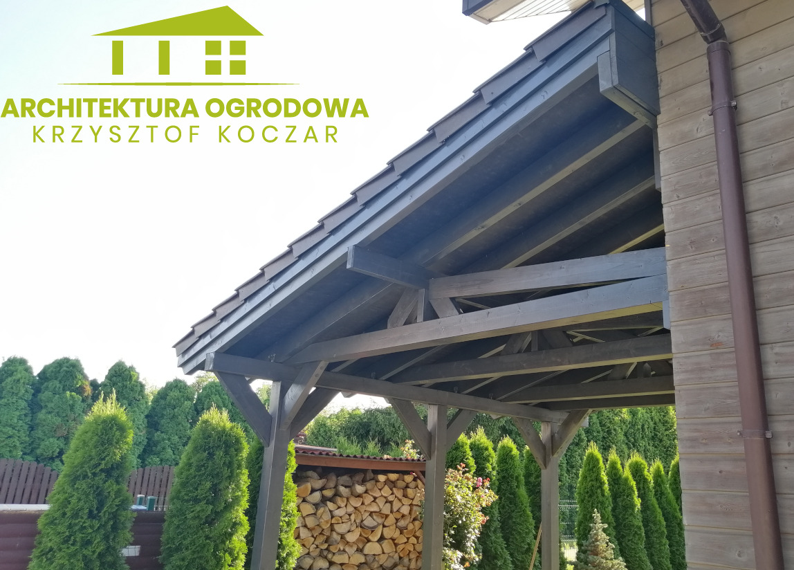 Zadaszona konstrukcja drewniana z dachem krytym gontem bitumicznym, wsparta na drewnianych słupach, z widocznym stosem drewna w tle i logiem firmy 'Architektura Ogrodowa Krzysztof Koczar' w lewym...