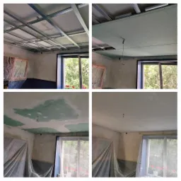 Cztery etapy montażu sufitu podwieszanego z płyt kartonowo-gipsowych: od metalowej konstrukcji, przez przykręcanie płyt, szpachlowanie, po gotowy, pomalowany sufit w pokoju z oknem.