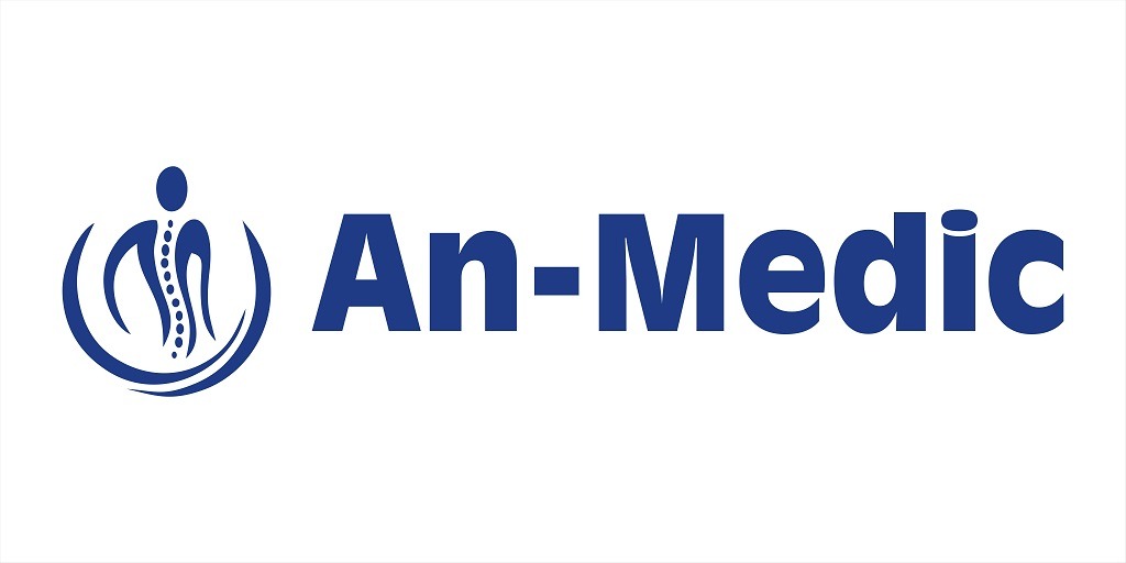 Niebieskie logo firmy An-Medic z symbolem kręgosłupa w okręgu po lewej stronie.