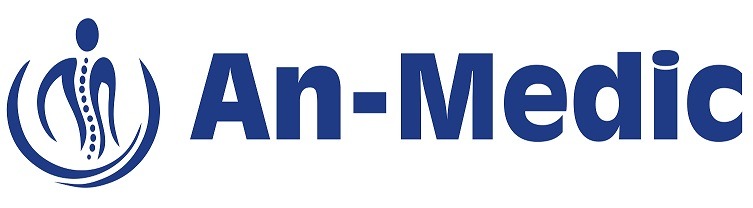 Niebieskie logo 'An-Medic' z symbolem kręgosłupa w stylizowanej postaci ludzkiej, otoczone łukiem.
