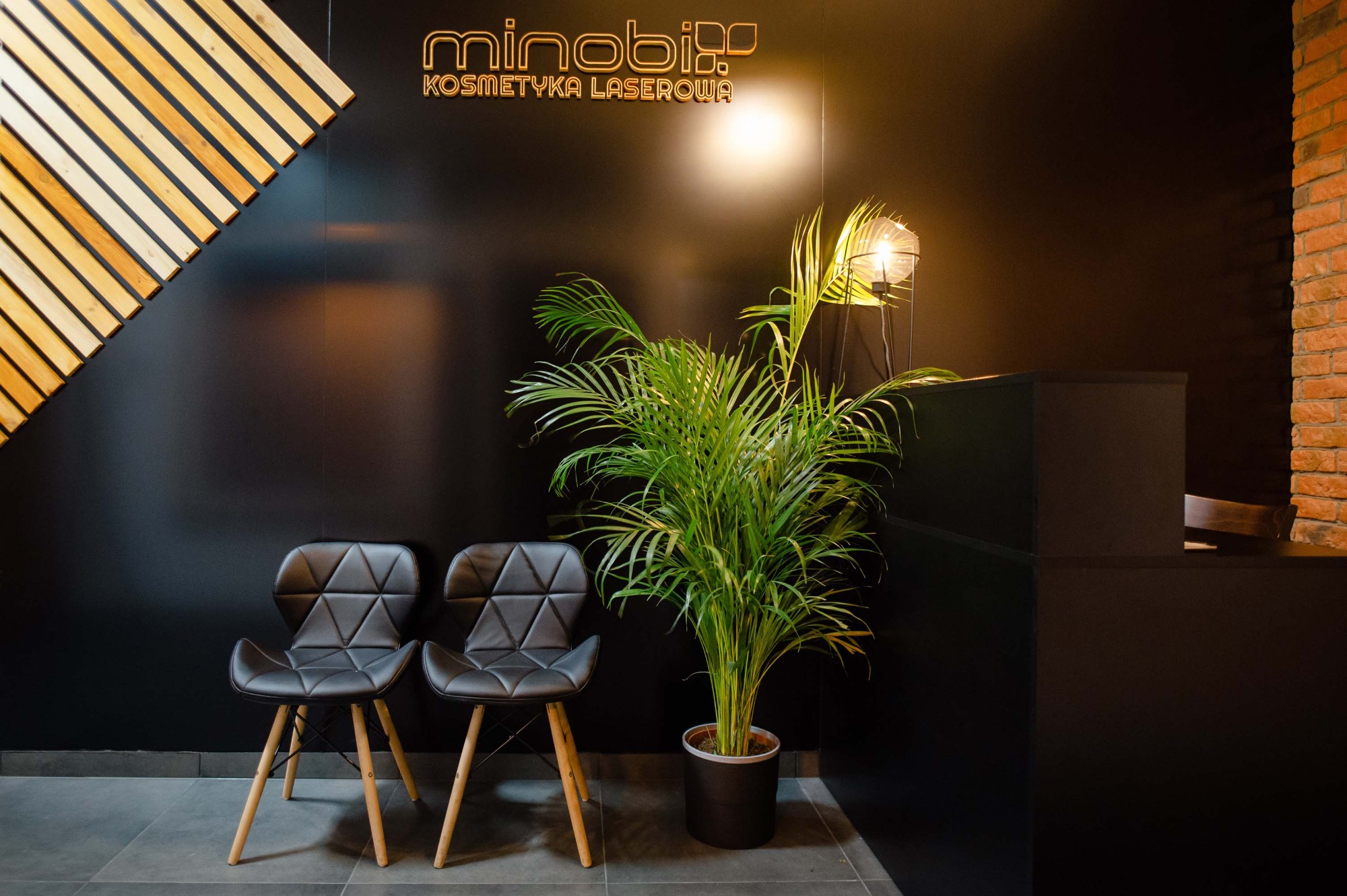 Recepcja i poczekalnia salonu minobi.