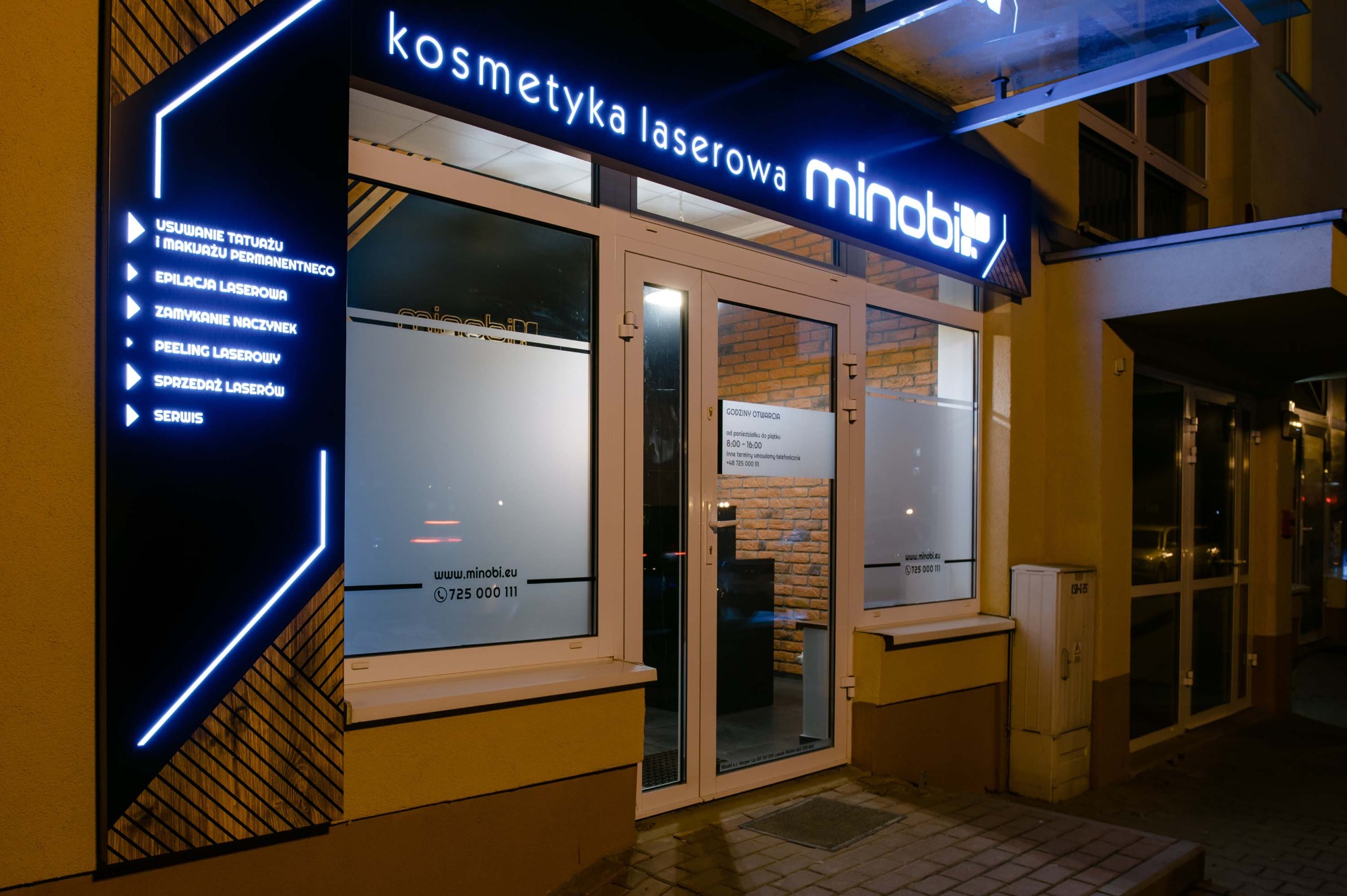 Salon minobi z zewnątrz.