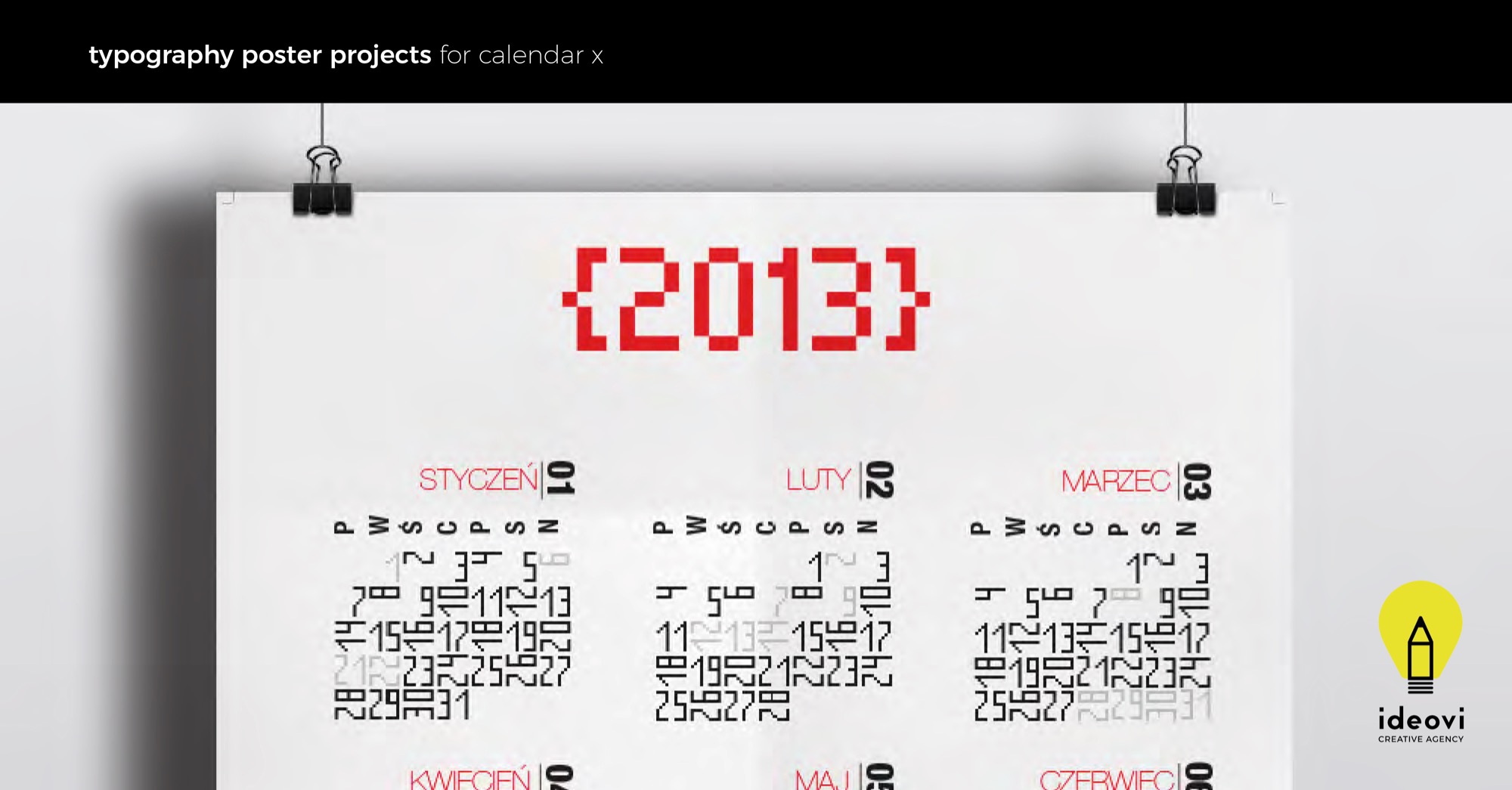 Graficzny projekt kalendarza na rok 2013 z użyciem pikselowej typografii, zawieszony na białej ścianie za pomocą klipsów biurowych, z widocznym logo agencji kreatywnej Ideovi w prawym dolnym rogu.