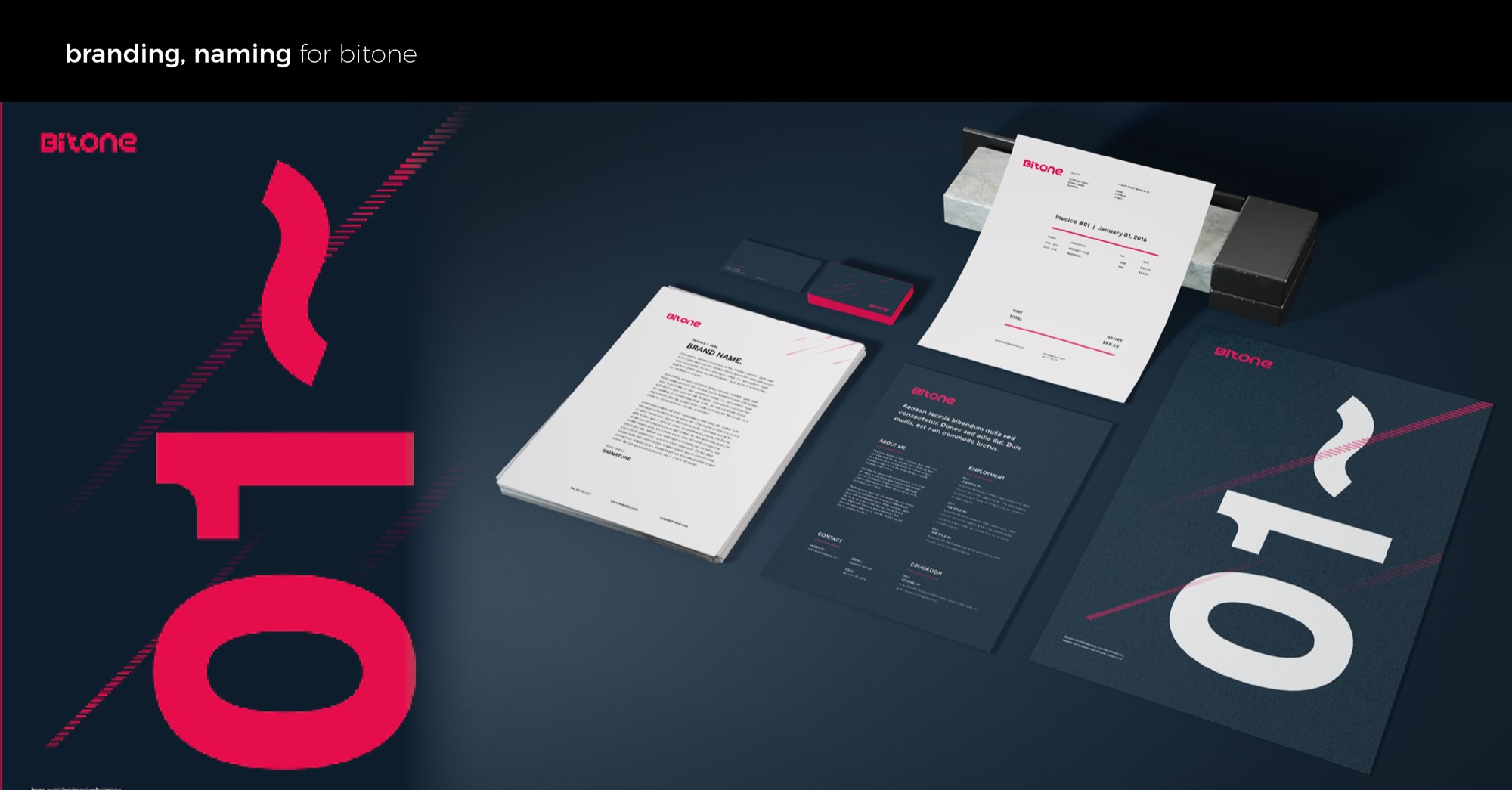 Zestaw identyfikacji wizualnej marki Bitone, zawierający wizytówki, papier firmowy, fakturę i materiały reklamowe z logo, ułożony na ciemnym tle.