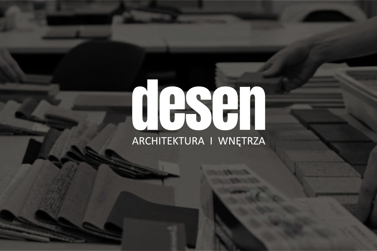 Logo firmy 'desen ARCHITEKTURA I WNĘTRZA' na tle próbek materiałów wykończeniowych, takich jak tkaniny i płytki, rozłożonych na stole podczas procesu doboru.