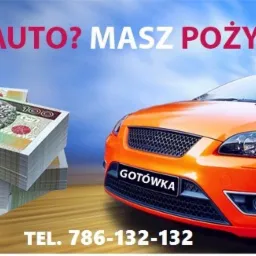 Stosy banknotów 100 zł obok pomarańczowego samochodu z napisem 'GOTÓWKA' na tablicy rejestracyjnej, na tle niebieskiego nieba i hasła 'MASZ AUTO? MASZ POŻYCZKĘ!'