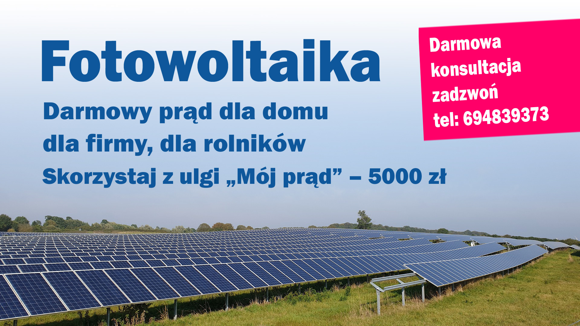 Rozległa farma paneli słonecznych na tle zielonego pola i błękitnego nieba, z informacją o darmowej konsultacji i uldze 'Mój prąd'.
