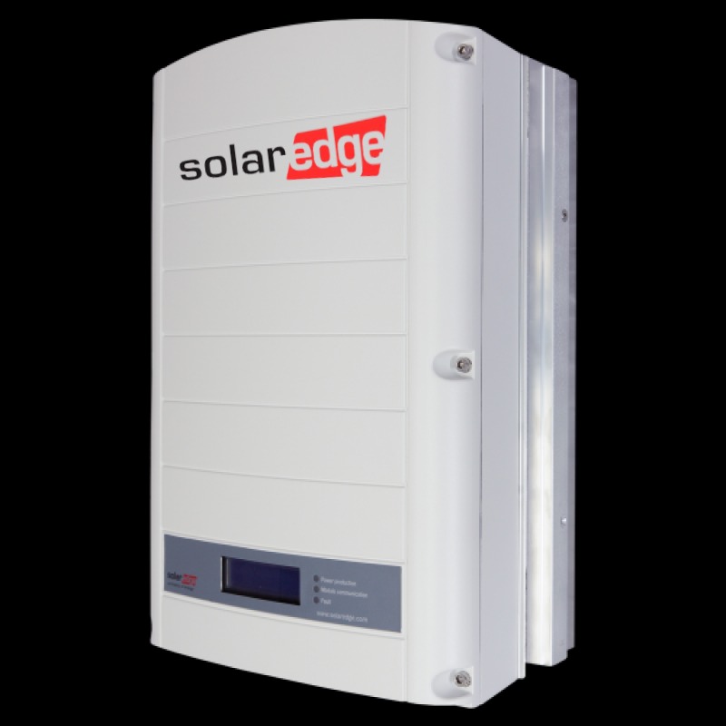 Biały falownik SolarEdge z wyświetlaczem, widoczne logo i specyfikacja techniczna, na czarnym tle.