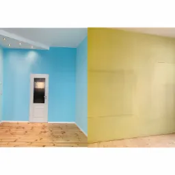 Porównanie stanu pokoju przed i po remoncie: ściana pomalowana na jasny błękit z drewnianą podłogą i białą stolarką drzwiową po lewej, oraz ściana po szpachlowaniu na żółto po prawej, z widocznymi...