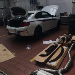 Doposażenie w pełen pakiet M performance, razem z aktywnym układem wydechowym. BMW M2