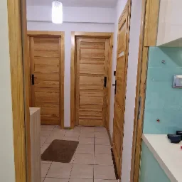 Montaż 4 ościeżnic, zabezpieczanie olejem.