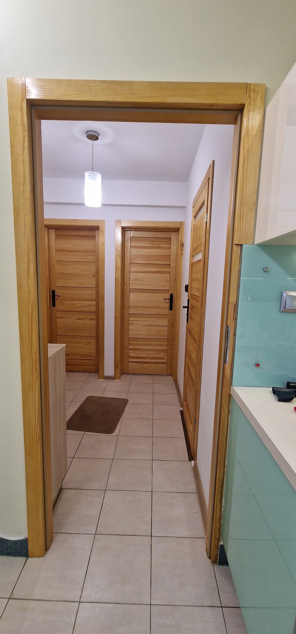 Montaż 4 ościeżnic, zabezpieczanie olejem.