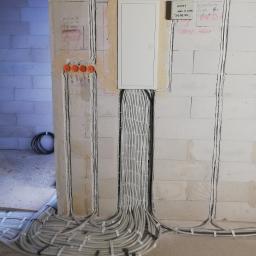 elektryk montuje gniazdka elektryczne na ścianie