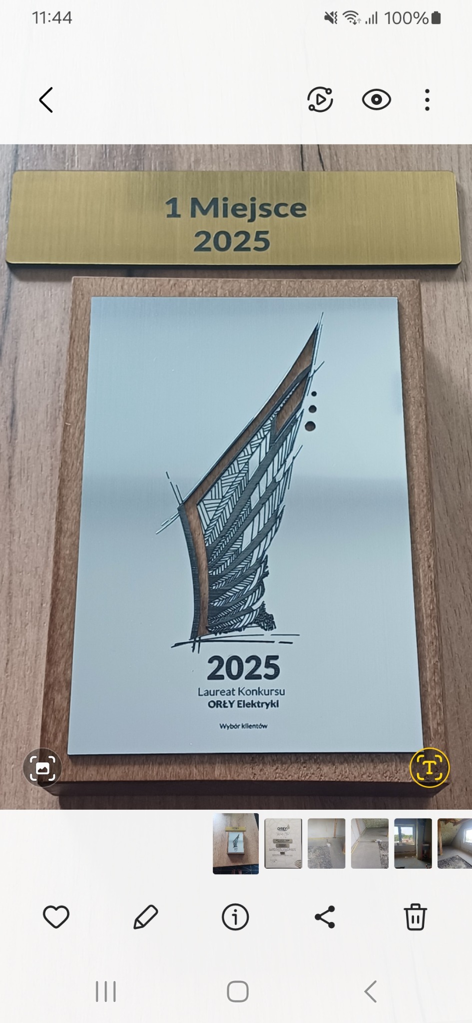 Nagroda 'Orły Elektryki 2025' za 1. miejsce, przyznana w konkursie. Na srebrnej tabliczce szkic budynku. Wybór klientów.