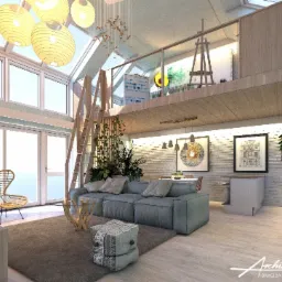 Wnętrze domu z antresolą, widok na salon z szarą sofą, drewnianym stolikiem kawowym, schodami drabinkowymi i wiszącymi lampami kulami. Na antresoli sztalugi i obrazy.