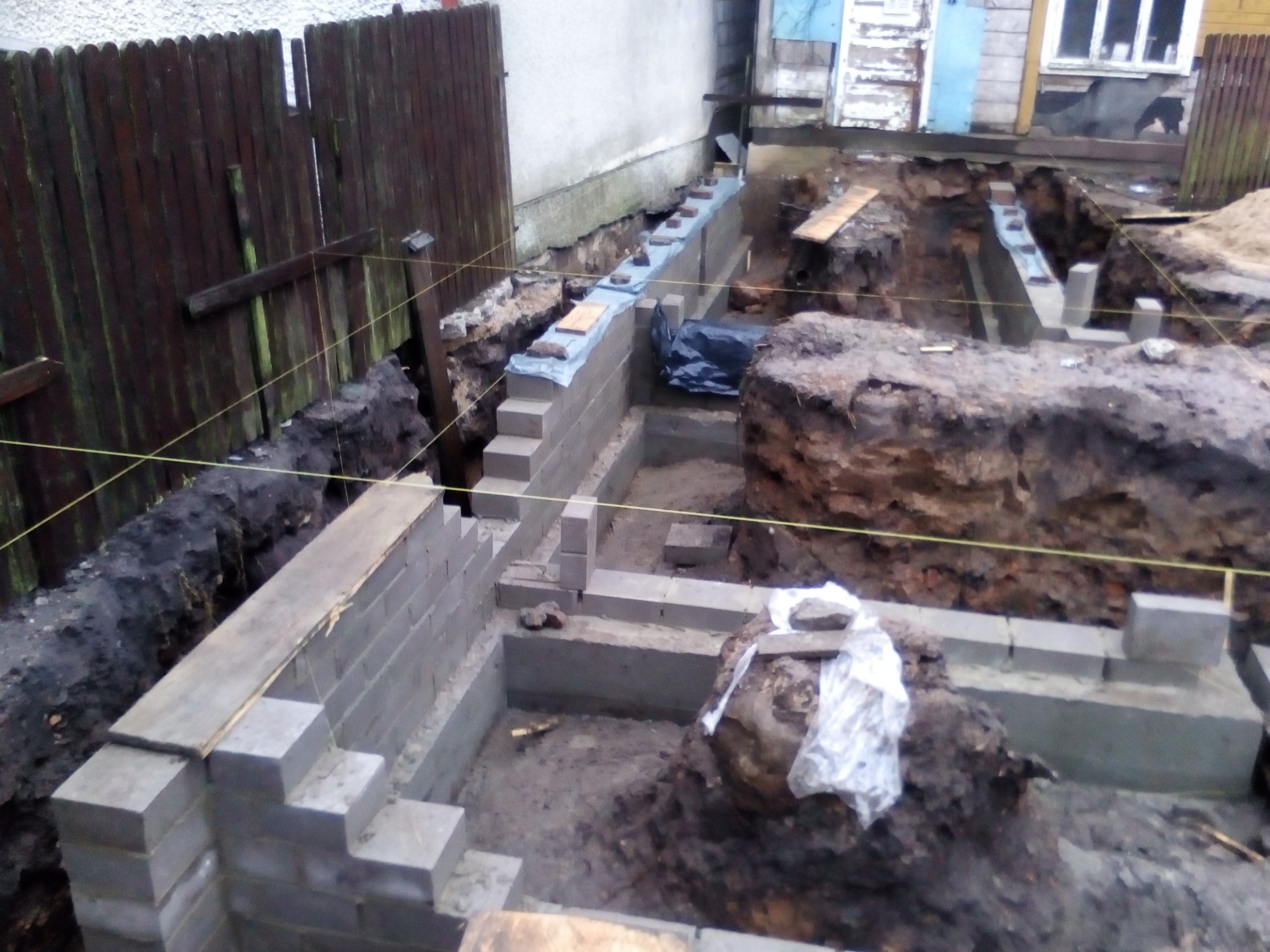 w trakcie murowania fundamentów