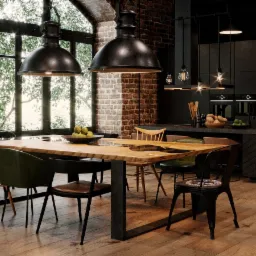 Jadalnia w stylu industrialnym: drewniany stół z żywicą, krzesła w różnych stylach, ceglana ściana, duże okno z widokiem na zieleń, czarna zabudowa kuchenna i lampy wiszące.