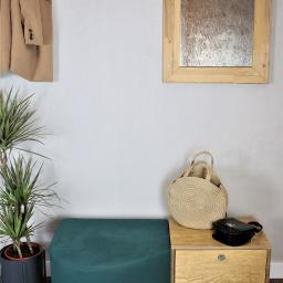 Siedzisko STONE to minimalizm przełamany złotymi dodatkami oraz butelkową zielenią. Cudo!
https://behindthetree.pl/produkt/siedzisko_stone