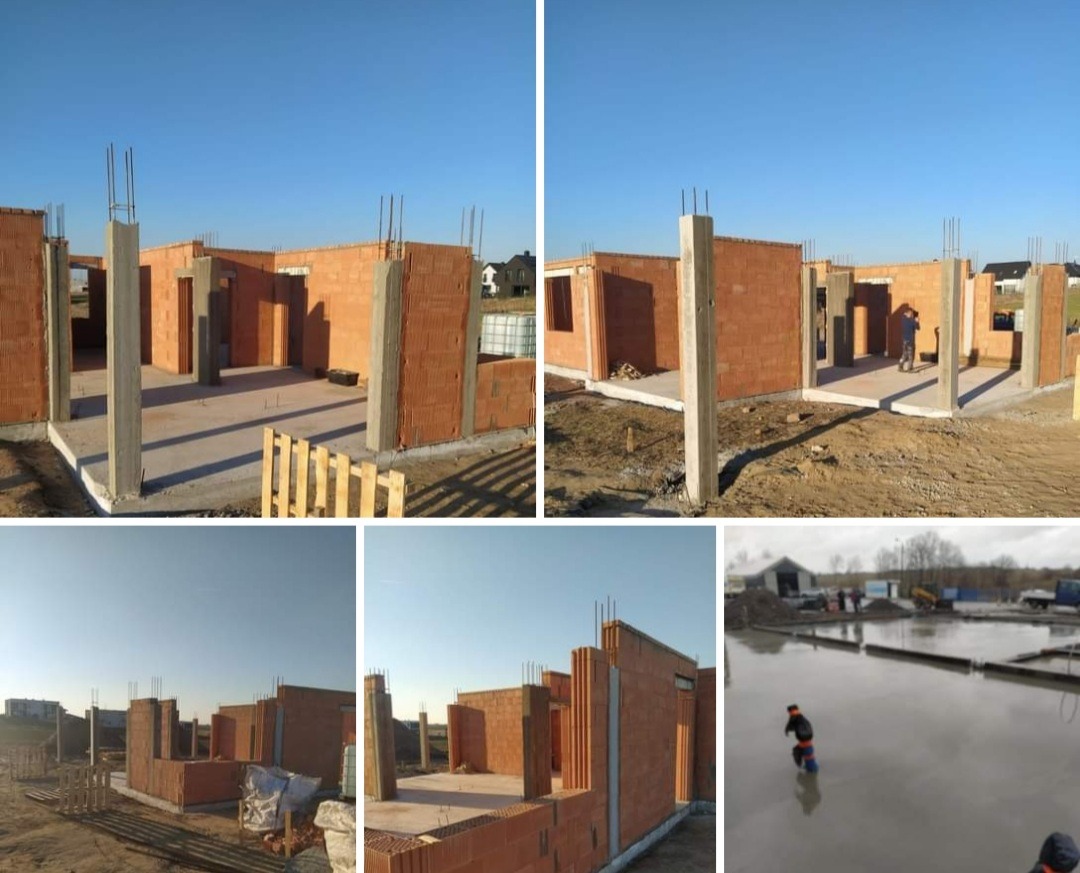 Wznoszenie ścian budynku z cegły ceramicznej, widoczne betonowe słupy i fundamenty, na zewnątrz plac budowy w słoneczny dzień.