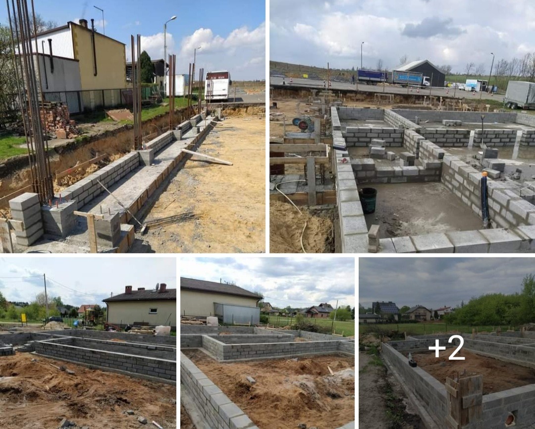 Montaż fundamentów z bloczków betonowych na placu budowy, widoczne zbrojenia i wykop, tło zabudowa jednorodzinna.