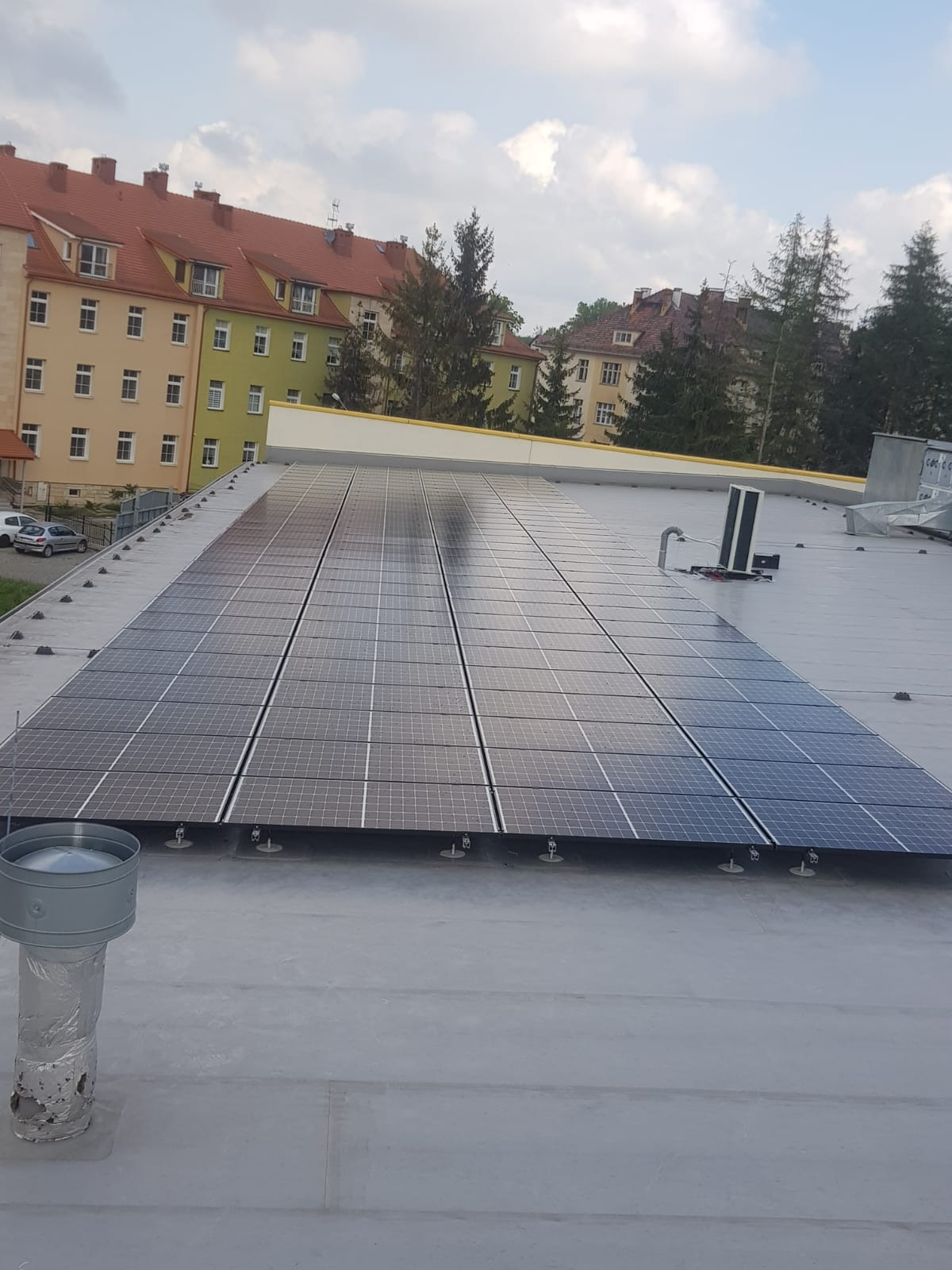 instalacja o mocy 40 KWP, na dachu membranowym (trudna) wykonana w 5dni