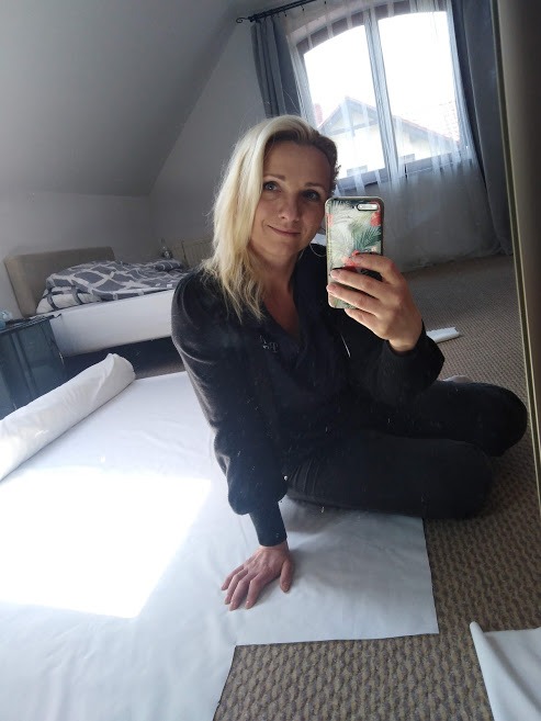 selfi podczas szycia prześcieradła