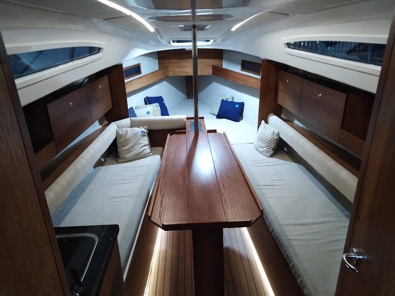 Materace i poduszki wewnątrz jachtu