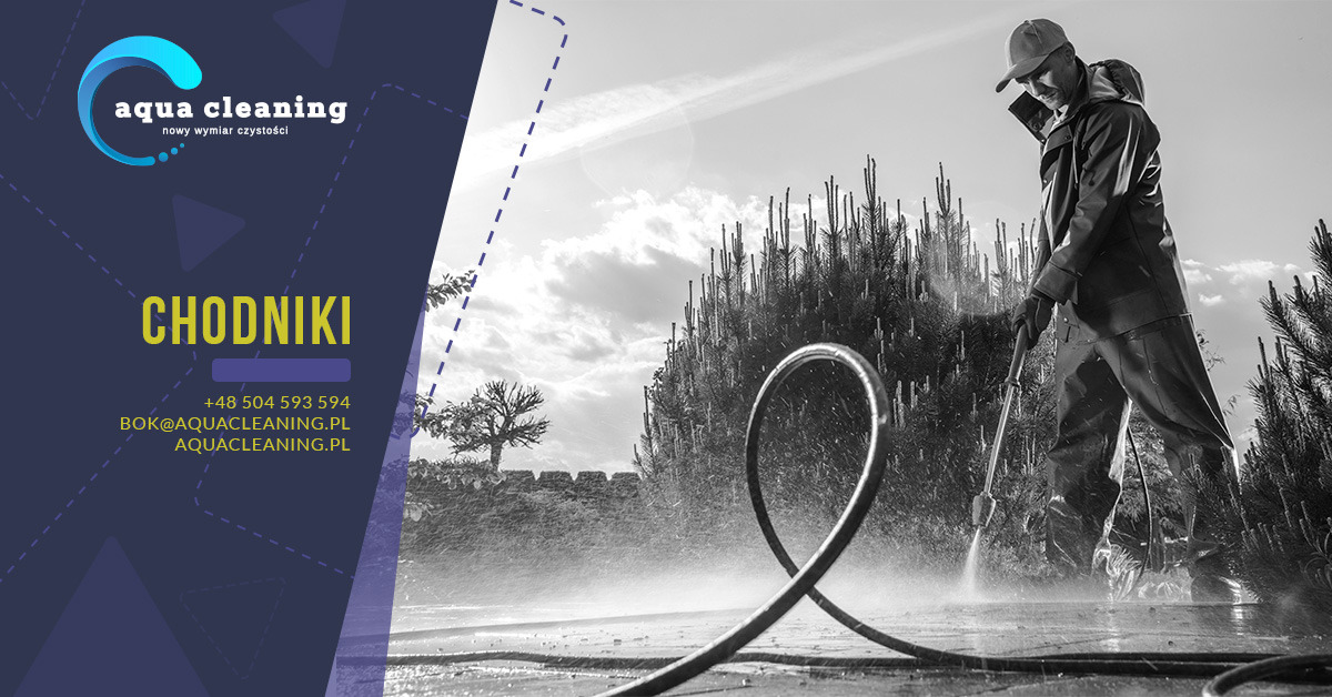 Monochromatyczne zdjęcie przedstawia mężczyznę w kombinezonie i czapce czyszczącego chodnik za pomocą myjki ciśnieniowej. W tle widoczne drzewa iglaste i krzewy, a na pierwszym planie zwinięty wąż...