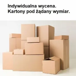 Stos brązowych, tekturowych pudeł o różnych rozmiarach, ułożonych na sobie na białym tle. Na górze zdjęcia widoczny napis: Indywidualna wycena. Kartony pod żądany wymiar.