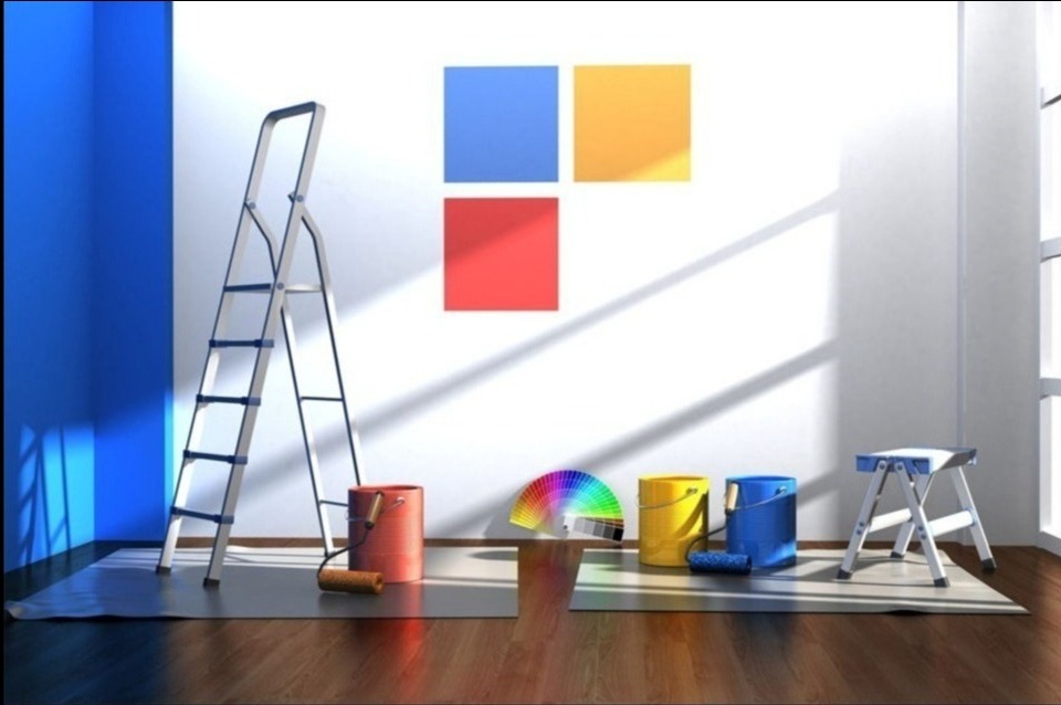 Przygotowanie do malowania ścian: drabina, kuwety z farbami w odcieniach niebieskiego, czerwonego i żółtego, wałki malarskie oraz wzornik kolorów na podłodze zabezpieczonej folią malarską,...