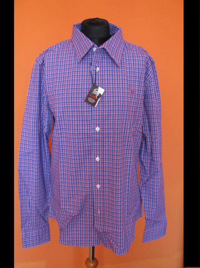 Koszula męska w drobną kratę, niebiesko-czerwona, prezentowana na manekinie na pomarańczowym tle, z widoczną metką.