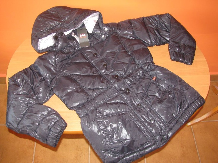 Czarna, błyszcząca kurtka puchowa dziecięca marki LEE, z kapturem i metką, leżąca na okrągłym stole.