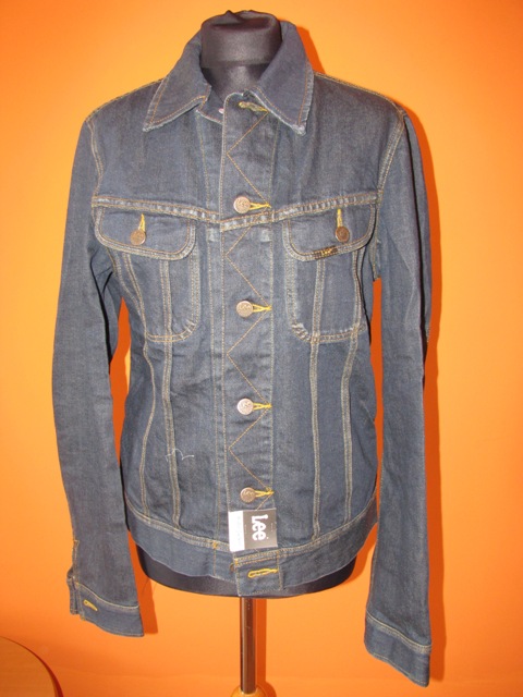 Jeansowa kurtka marki Lee na manekinie, z widoczną metką, na pomarańczowym tle.