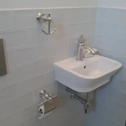 Ułożenie płytek i montaż armatury łazienkowej