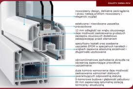 Przekrój okna PCV ukazujący jego budowę wewnętrzną: komory, uszczelki, profile i mechanizmy. Widoczne opisy zalet okna, takie jak nowoczesny design i estetyczne uszczelki.