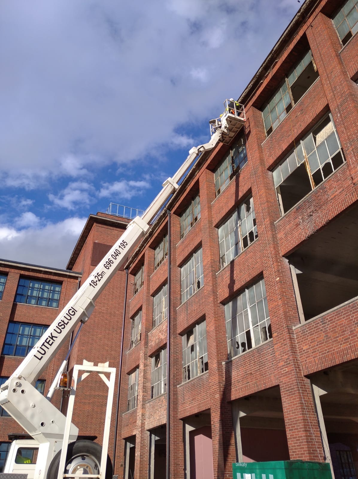 Montaż instalacji odgromowej na budynku biurowym