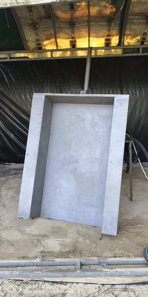 Surowa, szara konstrukcja ramy w Gorzyczkach, prawdopodobnie przygotowana do malowania proszkowego, ustawiona na piasku pod zadaszeniem.