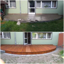 Porównanie stanu przed i po: demontaż starej kostki brukowej i budowa drewnianego tarasu półokrągłego przy domu z zieloną elewacją.