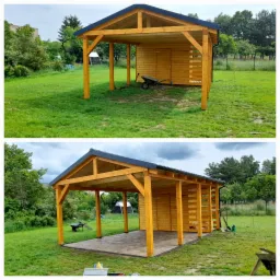 Drewniana altana z zadaszeniem i przylegającym pomieszczeniem gospodarczym, wykończona kostką brukową, na tle zielonego trawnika i drzew