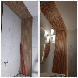 P.U.H.DortMet - Łazienka w trakcie wykańczania: montaż drewnianych paneli lamelowych na ścianie i suficie, widoczne płytki imitujące marmur, poziomica i elementy instalacji hydraulicznej, w drugiej części zdjęcia...
