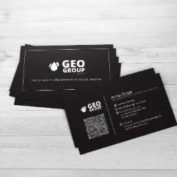 Projekt wizytówki z kodem QR, który po zeskanowaniu dodaje od razu właściciela wizytówki do książki adresowej.