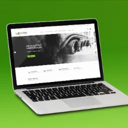 Laptop prezentuje stronę internetową sklepu kat-eko.com, specjalizującego się w sprzedaży katalizatorów, z motywem przewodnim spalin samochodowych w tle baneru. Na ekranie widoczne sekcje: darmowa...